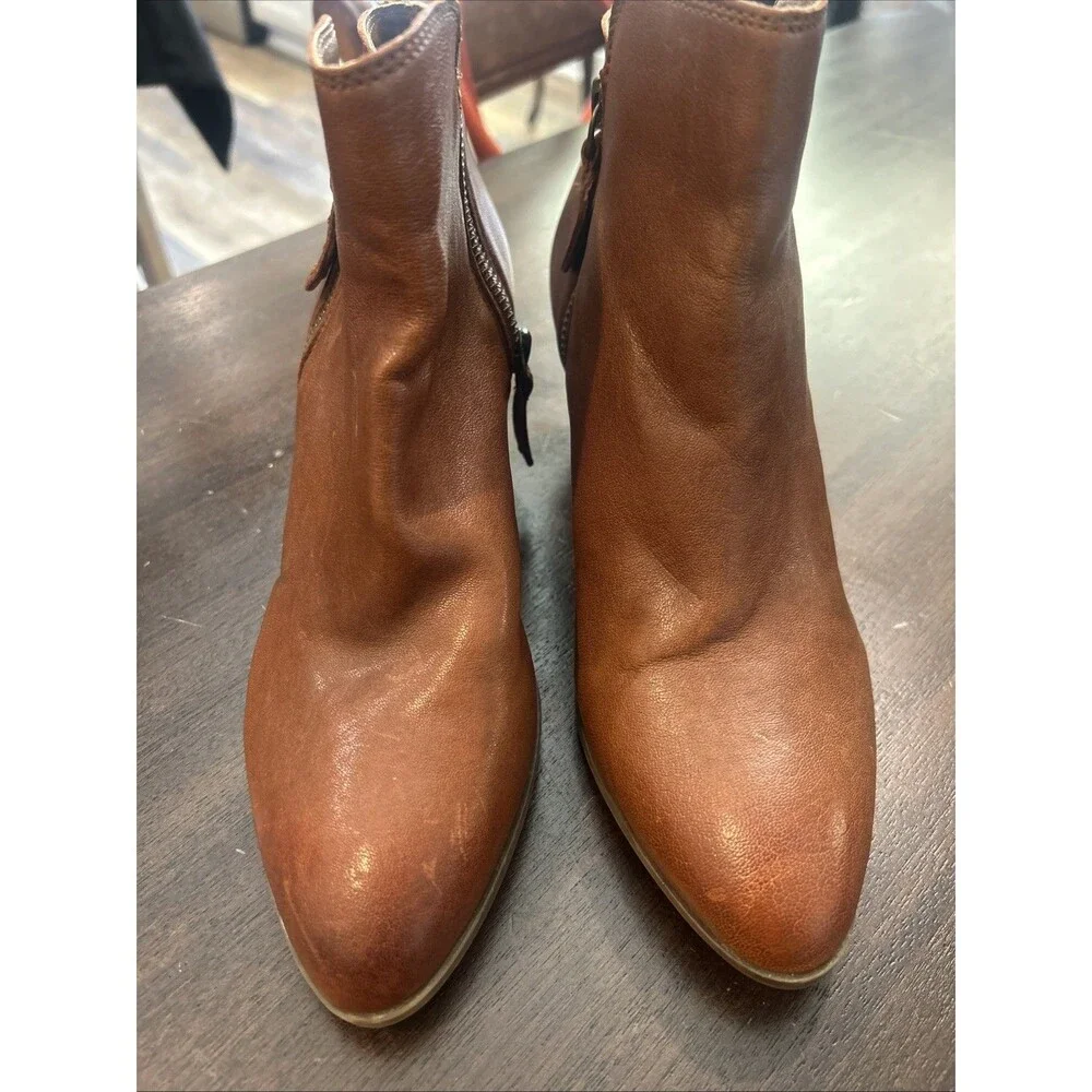 S28 Frye Womens Carson Piping Cognac DISTRESSED LEATHER Ankle Bootie - Size 6.5M